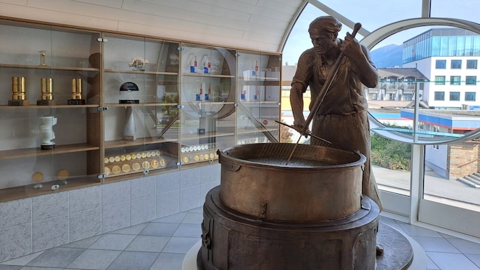 Die Skulptur eines Käsers steht bei der Kärntnermilch in Spittal am Beginn einer langen Wand voller Auszeichnungen.