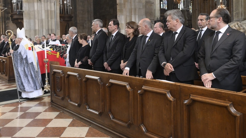 (from left to right:) Federal President Alexander Van der Bellen, Doris Schmidauer, Federal Chancellor Karl Nehammer (ÖVP), Constitutional Court President Christoph Grabenwarter, Alice Grabenwarter, National Council President Wolfgang Sobotka (ÖVP), Vice-Chancellor Werner Kogler (Greens) and Foreign Minister Alexander Schallenberg (ÖVP) at a requiem for Brigitte Bierlein (Bild: APA/Robert Jäger)