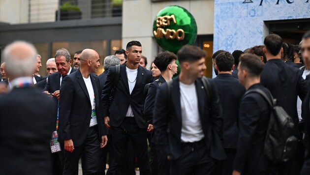 Cristiano Ronaldo bei Portugals Ankunft im Teamhotel. (Bild: AFP/APA/PATRICIA DE MELO MOREIRA)