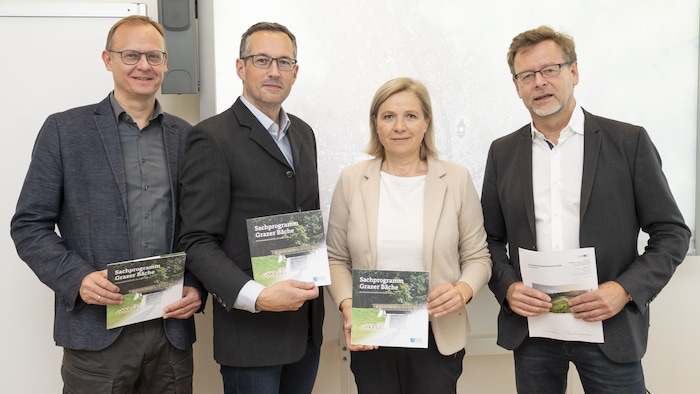 Vizebürgermeisterin Judith Schwentner mit Bernhard Egger-Schinnerl (Abteilung für Grünraum und Gewässer), Bernhard Inninger (Stadtplanungsamt) und Robert Wiener (Abteilung für Grünraum und Gewässer, v. li.)