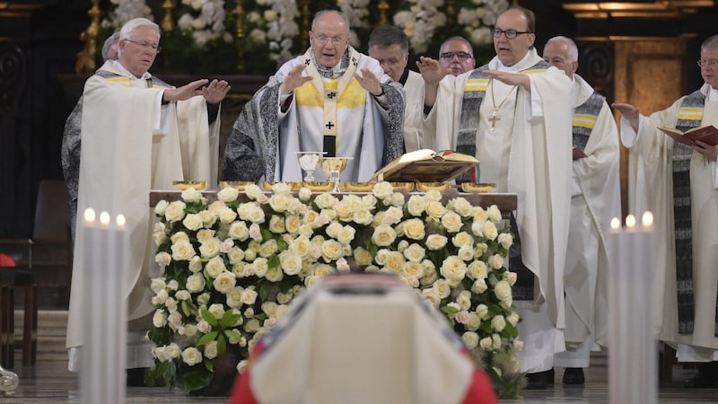 (from left) Salzburg Archbishop Franz Lackner, Cardinal Christoph Schönborn and Hermann Glettler (Diocesan Bishop of Innsbruck) during the requiem for Bierlein (Bild: APA/Robert Jäger)