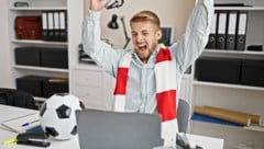 Fußballspiele live mitzuerleben, macht natürlich Spaß und Freude – aber ist es auch im Job erlaubt? (Bild: stock.adobe.com/Krakenimages.com )