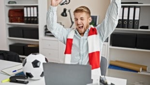 Fußballspiele live mitzuerleben, macht natürlich Spaß und Freude – aber ist es auch im Job erlaubt? (Bild: stock.adobe.com/Krakenimages.com )