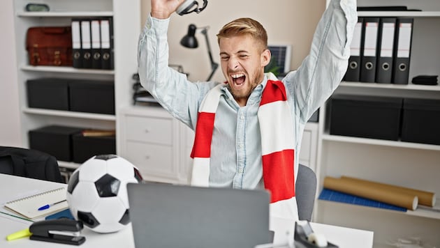 Fußballspiele live mitzuerleben, macht natürlich Spaß und Freude – aber ist es auch im Job erlaubt? (Bild: stock.adobe.com/Krakenimages.com )