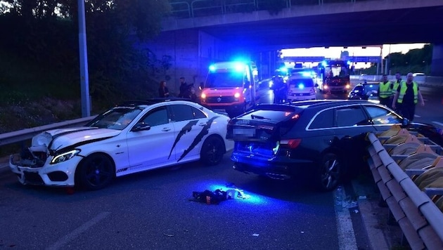 Polisin siyah Audi'si orta refüje çarptı. Suriyelinin arabası da ağır hasar gördü. (Bild: LPD Wien, Krone KREATIV)