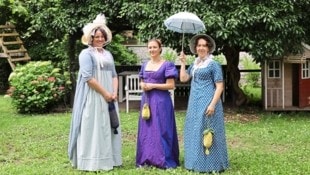 Julia Mondre, Lydia Valant und Eva Tieber in ihren selbstgemachten Regency-Ära-Kostümen