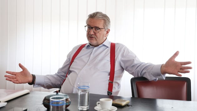 Peter Hacker in his town hall office (Bild: Zwefo)