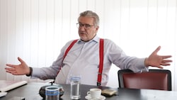 Peter Hacker in seinem Rathaus-Büro (Bild: Zwefo)