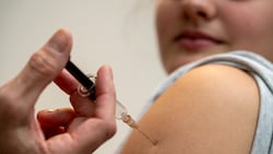 HPV-Injektion in den Oberarm einer Jugendlichen (Bild: APA/dpa/Stefan Puchner)