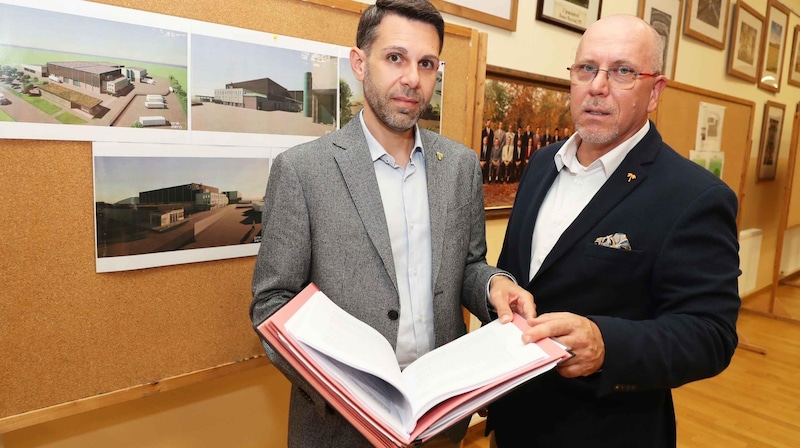 Bürgermeister René Klimes (li.) bei der Bürgerinfo mit PreZero Polymers-Geschäftsführer Manfred Rieglhofer. (Bild: Judt Reinhard)