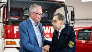 Tradition verpflichtet: Feuerwehr- landesrat Stephan Pernkopf (li.) mit Ehren-Oberbrandrat Erich ...