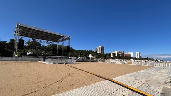 In a few hours, this beach will be full - then folk rock'n'roller Andreas Gabalier will be ...