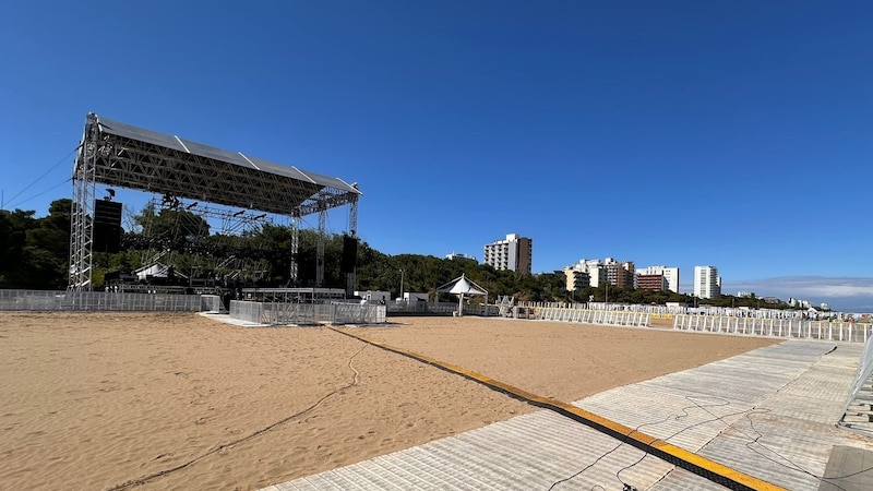 In wenigen Stunden wird dieser Strand voll sein – dann spielt Volks Rock‘n‘Roller Andreas Gabalier. (Bild: Pail Sepp)