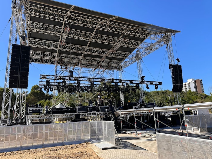 10,000 guests are expected.
