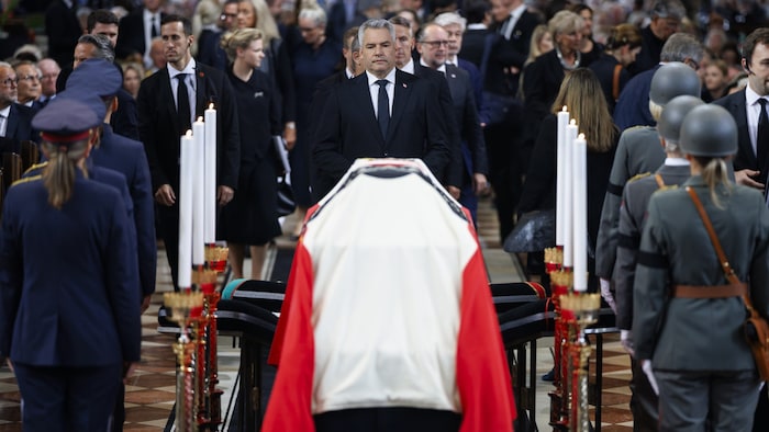 Kanzler Karl Nehammer am Sarg von Brigitte Bierlein