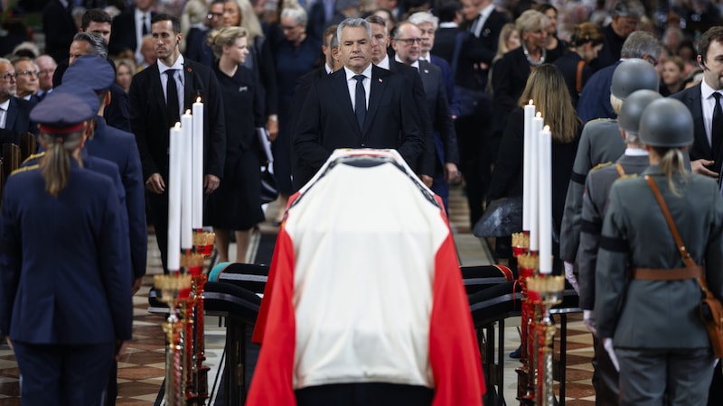 Chancellor Karl Nehammer at the coffin of Brigitte Bierlein (Bild: BKA)