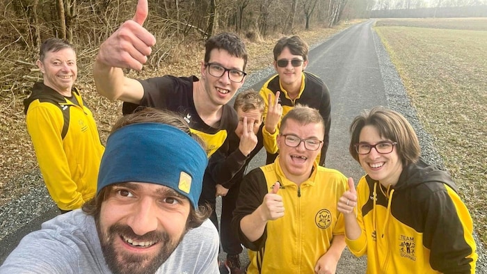 Special-Olympics-Sportler vom Team Dornau begleiten Goger: Sebastian Koller und seine ...