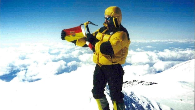 The Burgenland flag was hoisted on the highest peak in the world, the 8850-metre-high Mount Everest in the Himalayas, on 2 June 2005. (Bild: zVg)