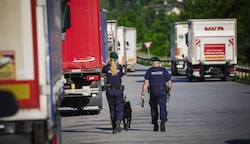 Die heimische Polizei kontrolliert im Grenzbereich, wie hier in Braunau, schwerpunktmäßig auf der Suche nach Suchtgift. (Bild: Scharinger Daniel)