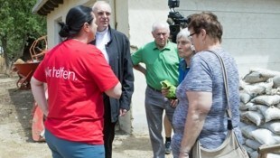 Lokalaugenschein in Schreibersdorf: Diözesanbischof Ägidius Zsifkovics und Caritas Direktorin ...