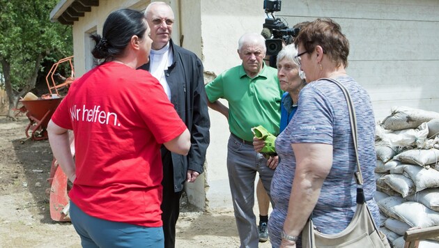 Helyszíni szemle Schreibersdorfban: Ägidius Zsifkovics egyházmegyés püspök és Melanie Balaskovics Caritas igazgató a Kirnbauer családdal. (Bild: Carina Fenz)