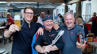 Diplom-Sommelier Pichler, Grillmeister Matzek und Destillerie-Chef Rogner testeten die besten Kombinationen.  (Bild: OSKAR HEMM)