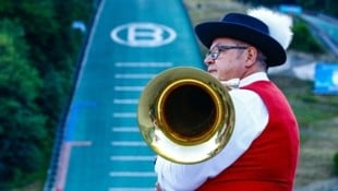 Die Blasmusiker marschieren im Schanzengelände von Bischofshofen (Bild: Gerhard Schiel)