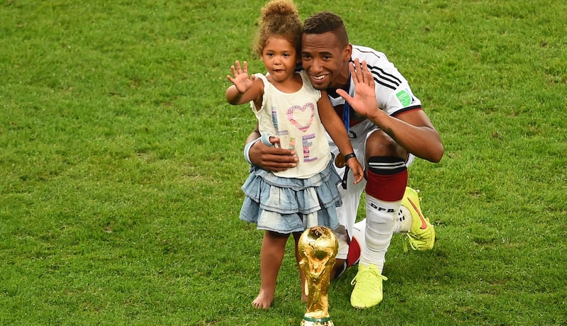 Boateng 2014 mit einer seiner beiden Töchter und dem WM-Pokal. (Bild: CHRISTOPHE SIMON)