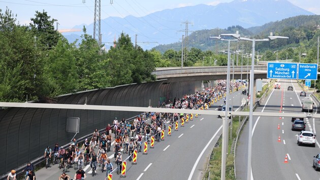 Bisikletçiler Cuma günü öğleden sonra Innsbruck'ta iklimin daha fazla korunması için gösteri yaptı. (Bild: Birbaumer Johanna)