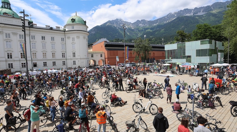 Innsbruckban az állami színház előtt kezdődik a tüntetés. (Bild: Birbaumer Johanna)