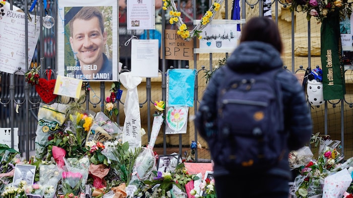 Laur's family thanked the public for their sympathy; thousands of people had come.
