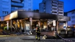 Von der Tiefgarage breitete sich das Feuer bis in den ersten Stock eines darüber gelegenen Wohnblocks aus. (Bild: APA Pool/dpa/Michael Buholzer)