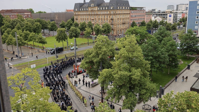 Vor der Trauerfeier hatten bereits mehrere Hundert Kolleginnen und Kollegen Laurs an einem Trauermarsch durch die Mannheimer Innenstadt teilgenommen. Eine Polizeisprecherin sprach von etwa 2000 Menschen, die sich an dem Marsch am Freitag beteiligt hätten. (Bild: x.com/PolizeiMannheim)