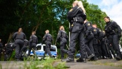 Die Polizei bei der Suche nach der abgängigen Grundschülerin (Bild: APA/dpa/Robert Michael)