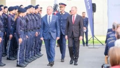 Minister Karner, Landespolizeichef Pilsl und Landeshauptmann Stelzer bei der Ausmusterungsfeier (Bild: Horst Einöder/Flashpictures)