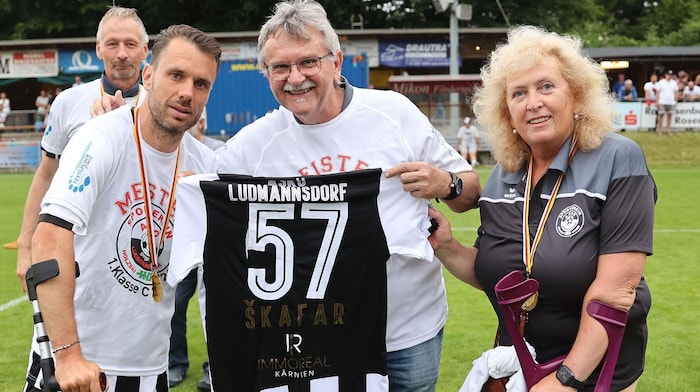 57-Tore-Mann Jure Skafar (li.) muss verletzungsbedingt seine Karriere beenden.