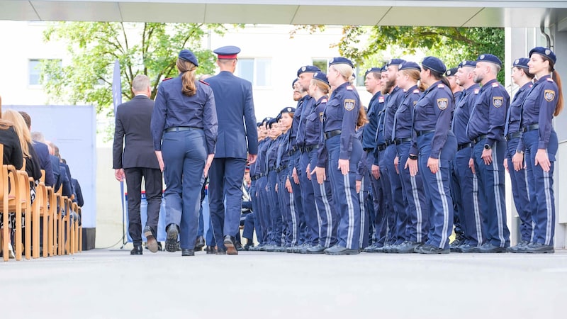 Die 115 Absolventen der Ausbildungslehrgänge standen stramm. (Bild: Horst Einöder/Flashpictures)