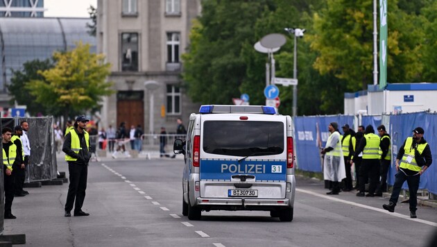 Az Európa-bajnokság szurkolói zónája Berlinben pénteken. (Bild: APA/AFP/RALF HIRSCHBERGER)