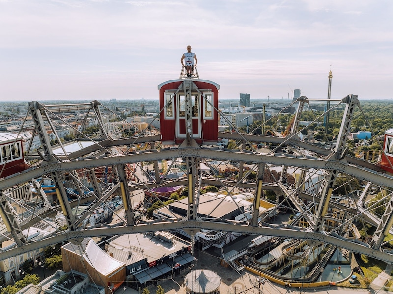 Wheelchair basketball player Mehmet Hayirli from the Sitting Bulls was the first wheelchair user ever on the roof of a Ferris wheel wagon. (Bild: Basketball Austria)