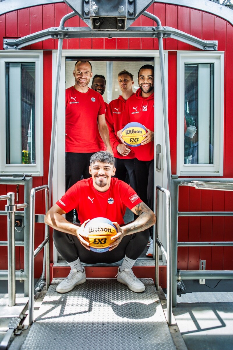 Austria's 3x3 team players Fabio Soehnel (front), Enis Murati, Quincy Diggs, Matthias Linortner and Nico Kaltenbrunner rode a lap in a Ferris wheel wagon. (Bild: © APhotography / A. Pichler-Kröss)