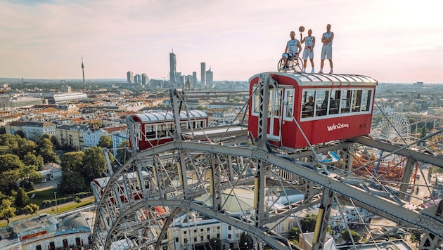 Mehmet Hayirli, Lisa Zderadicka and Mathias Linortner threw from a wagon of the Vienna Giant Ferris Wheel onto a basketball hoop. (Bild: Basketball Austria/Johannes Wiesmann)