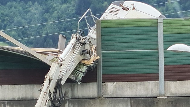 Der Bagger durchstieß die Lärmschutzwand im Bereich der Überführung. (Bild: zVg)