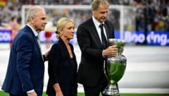 Heidi Beckenbauer begleitet von Bernard Dietz (l) und Jürgen Klinsmann. (Bild: AFP or licensors)