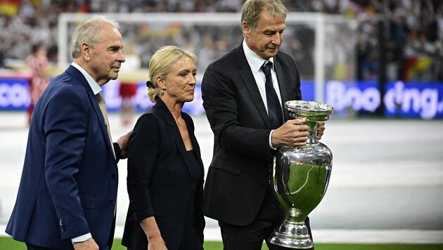 Heidi Beckenbauer accompanied by Bernard Dietz (l) and Jürgen Klinsmann. (Bild: AFP or licensors)