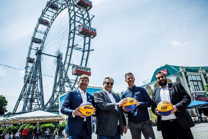 ÖBSV-Präsident Julian Hadschieff, Stadtrat Peter Hacker, Anatol Richter (Leiter Sport Wien/MA 51) und Aldin Saracevic, Generalsekretär von Basketball Austria.