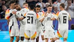 Der Jubel beim Team von Deutschland über den gelungenen Start in die Heim-Europameisterschaft … (Bild: AP/Associated Press)