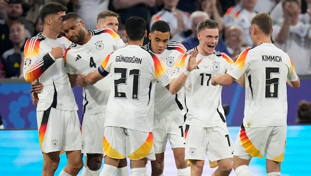 The jubilation of the German team over their successful start to the European Championship at home ... (Bild: AP/Associated Press)