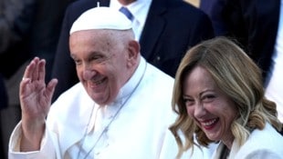 Papst Franziskus und Italiens Regierungschefin Giorgia Meloni (Bild: AP/Christopher Furlong)