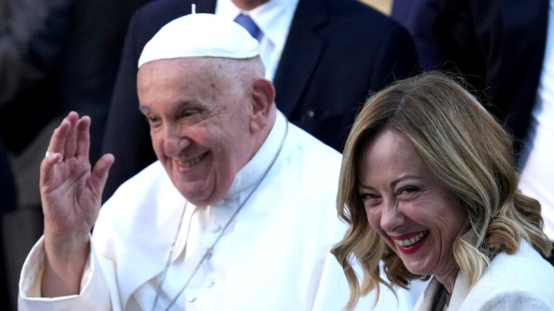 Papst Franziskus, Giorgia Meloni (Bild: AP/Christopher Furlong)