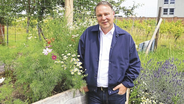 Babler inszeniert sich gerne ein als „grüner Roter“. (Bild: Zwefo)